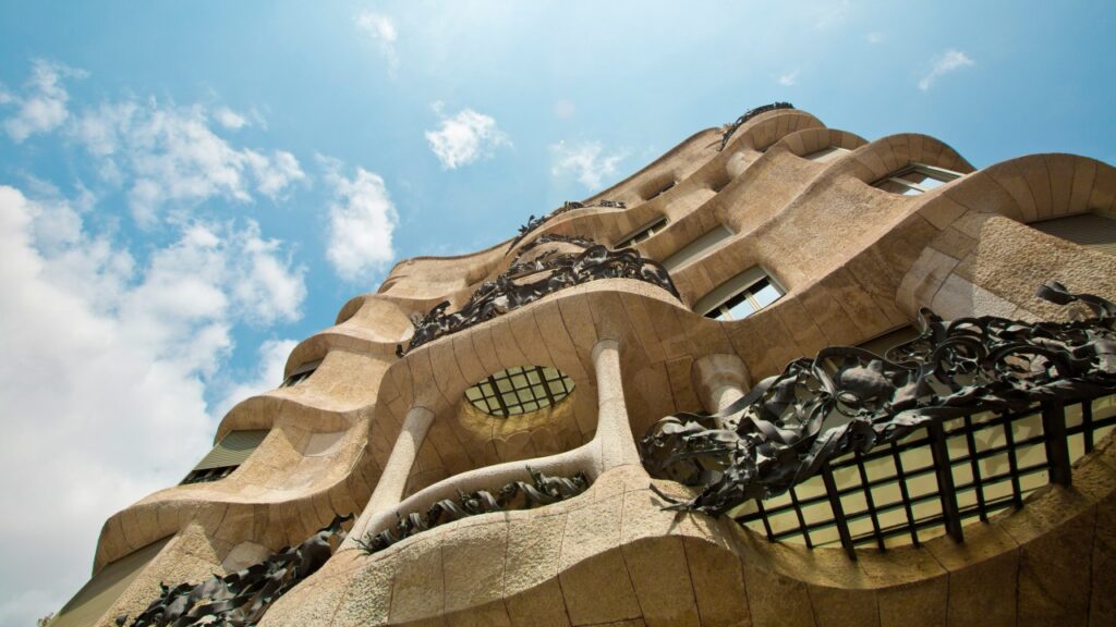 un-dia-en-la-casa-〇〇-de-gaudi-simulacion
